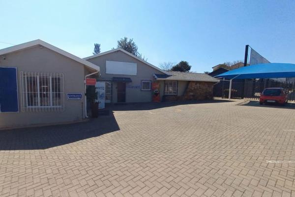 This 1082 square meter commercial stand is ideally situated along Ontdekkers Road. It has service road access with prime Ontdekkers ...