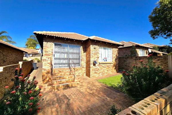 Beautifully 2-bedroom, 2-bathroom simplex in a well-run, pet-friendly complex in Ruimsig ...