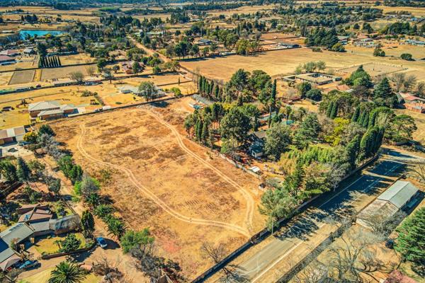 Recently sub-divided vacant land that offers 10,000m2 on tarred road with one entry point.
It has one Borehole drilled but not ...