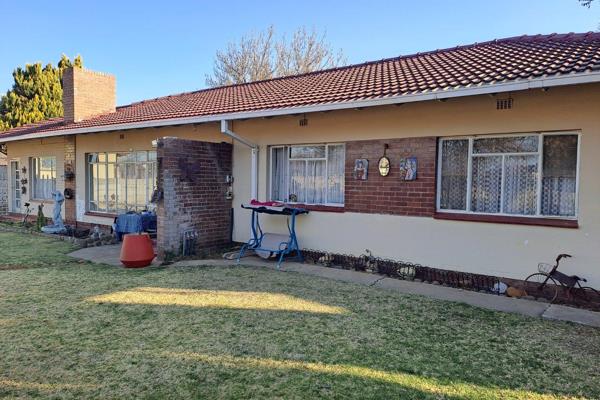 Located in a sort after area, this 4 x Bedroom house is looking for new owners. It is situated near the Harmony High school, and also ...