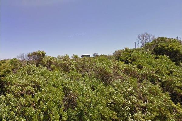 Embrace the opportunity to own a 1054 square meter vacant land in Cannon Rocks, South Africa. This &#160;plot is perfectly positioned ...