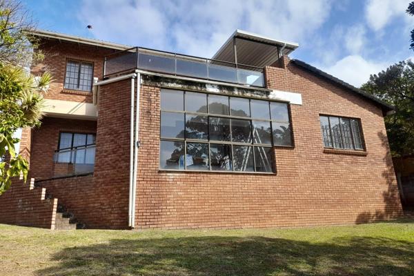 This face brick home is situated in a prime location, perfect for those who dream of living by the sea. Just a few meters away from the ...