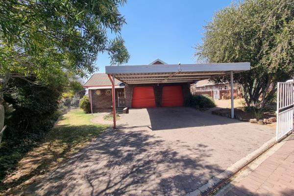 This beautiful house is located in Heidelberg Central and is as follows:
3 bedrooms
2 bathrooms both with bathtubs and no showers. 1 ...