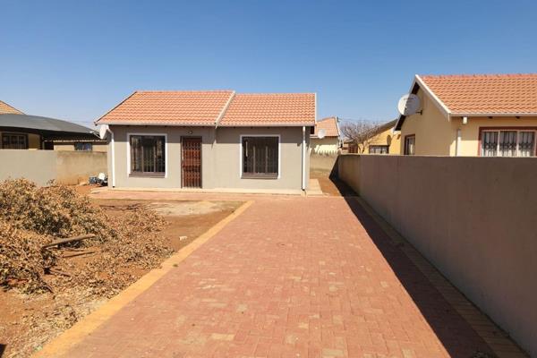 This perfect family home consists of two bedrooms, bathroom with separate toilet, an open lounge and kitchen. It is paved and fully ...