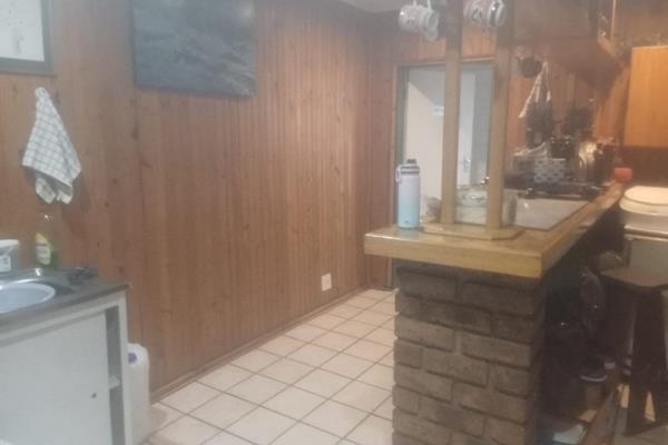 This workshop in Boksburg offers:
Wash bay, oil separated tank
Upstairs can be diverted into flat
Changing room
Toilets for staff and ...