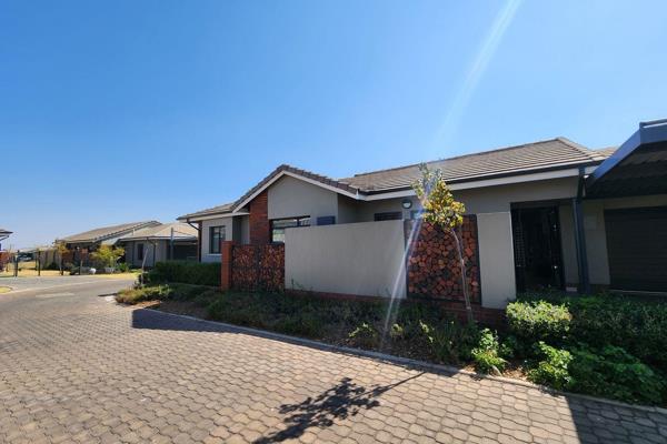 Experience a modern, secure, and luxurious retirement home in the sought-after Waterkloof Marina Retirement Estate. This sun drenched, 3 Bedroom home features an open-plan lounge and dining area with large frameless stacking ...