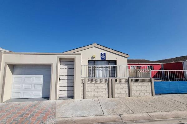 Enter this home into a beautiful sunny carpeted lounge leading to an open plan spacious fully fitted kitchen and dining room area. The ...