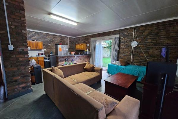 This charming one-bedroom flat in Kanonkop offers a comfortable living space perfect for singles or couples. 

The spacious open-plan ...