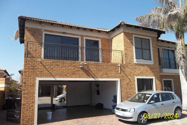 Pet-friendly duplex

4 bedrooms (3 with private ensuites)
Swimming pool
Entertainment ...