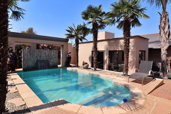 Modern, immaculate &quot;move in ready&quot; home located in the secure 24h guarded enclosure of Dawnview.
The home offers an ...