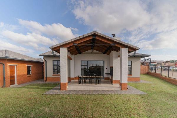 Modern 3-Bedroom Simplex in Six Fountains with R80,000 Bond Assist Until 31/08/2024!
Buy Directly from the Developer - No Transfer Duty ...