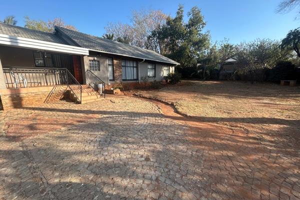 This property is located in Heuweloord

it offers the following

.4 bedroom
.2 full bathroom one with a shower and the second a bath ...