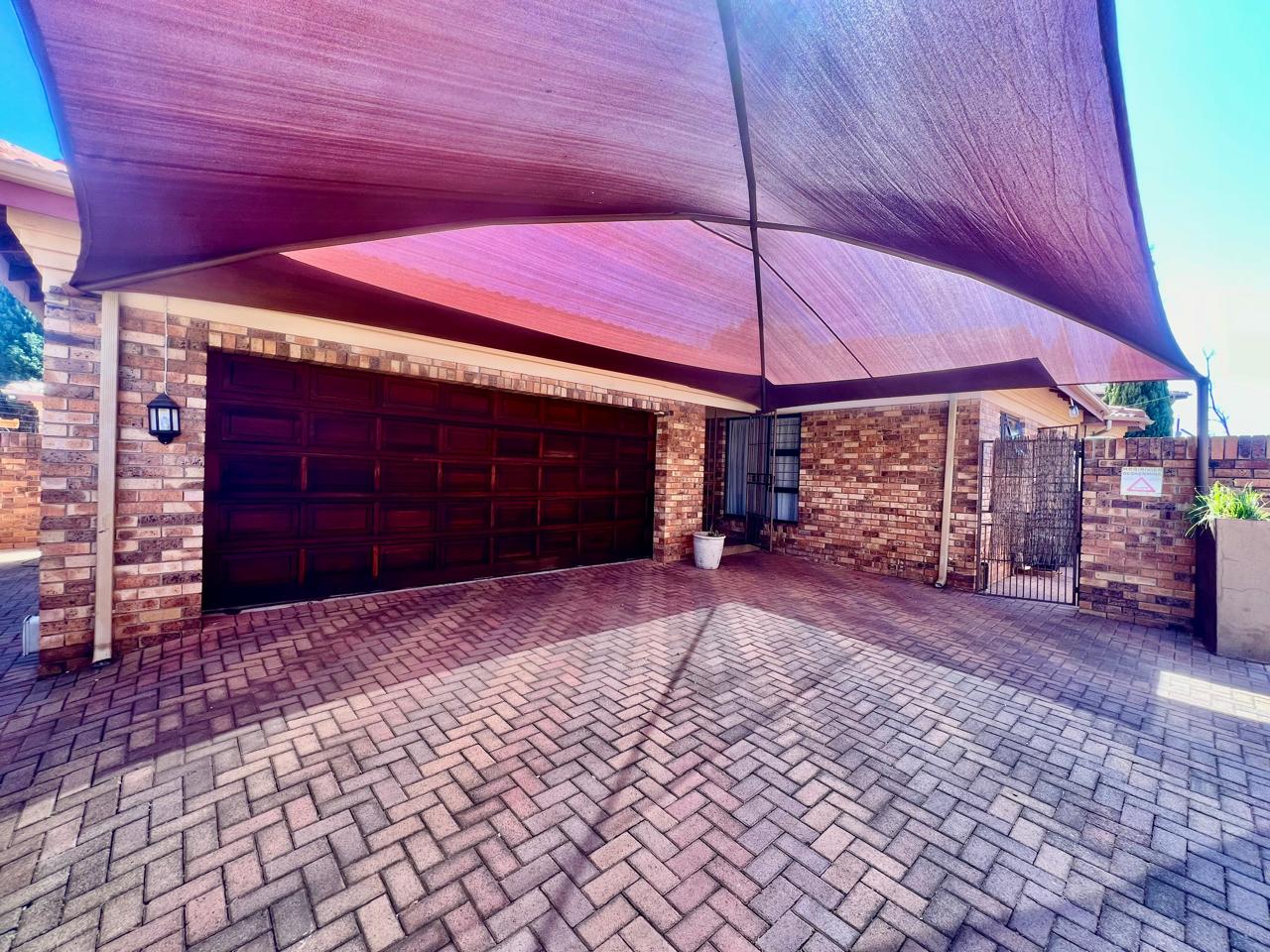 3 Bedroom House for sale in Van Der Hoff Park P24114851001