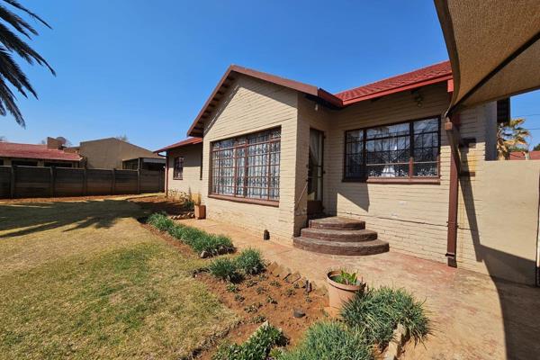 3 bedrooms
2 bathrooms
Lounge
Diningroom 
Kitchen
Swimmingpool
Carport avaialble 1 October 2024