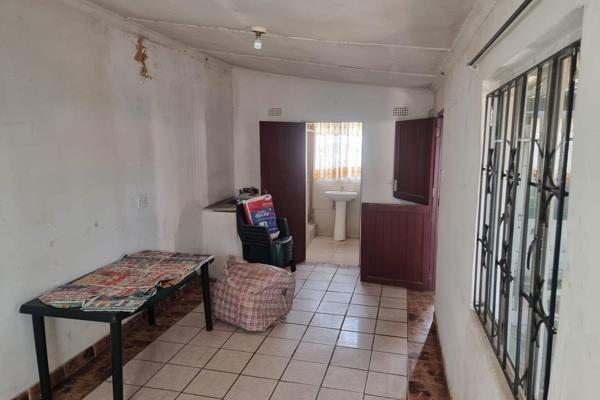 Jazmax presents this 2 bedroom outbuilding apartment to rent for R3 500

It has :
*1 bathroom
* toilet, 
*mini lounge
* spacious ...