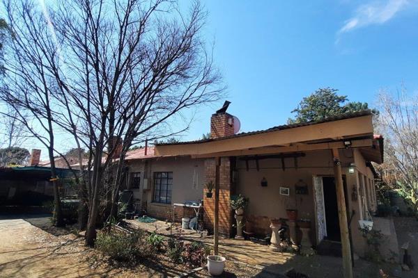 A lovely family house in a very family orientated area, Noordhoek. This property consist of 4 bedrooms convenient for a large family ...