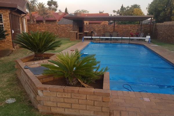 3 or 4 Bedroom House available from 01 July in beautiful Sunward Park. The property has ...