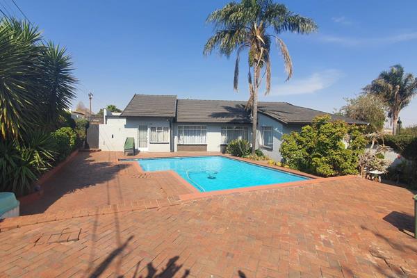 The large family home in the sort after top section of Bosmont is ideal for a family with young kids - boasts 
A covered veranda
3 ...