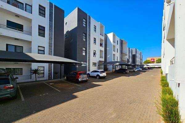 Beautiful and modern Apartment in an upmarket Area. Well located 2mins walk to Carlswald Shopping Centre, 5mins walk to the Gautrain ...