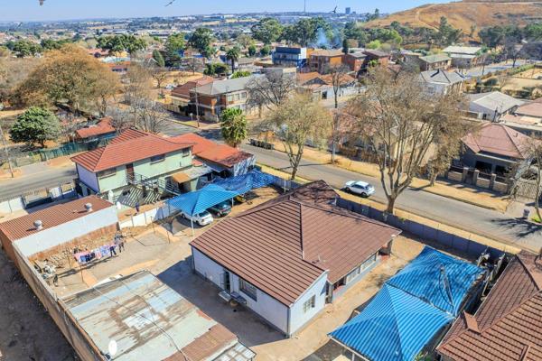 Situated within a short distance of Johannesburg&#39;s bustling CBD, this spacious home presents an attractive proposition for savvy ...