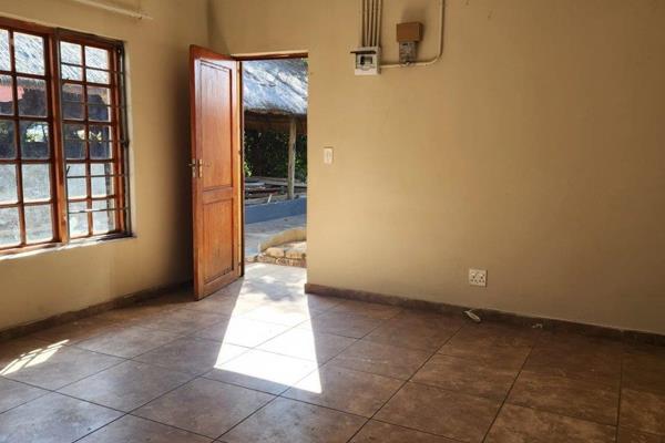 Stunning 1 bedroom cottage , it offers 1 bedroom 1 bathroom with a shower , open plan kitchen and lounge .
Prepaid electricity
Water ...