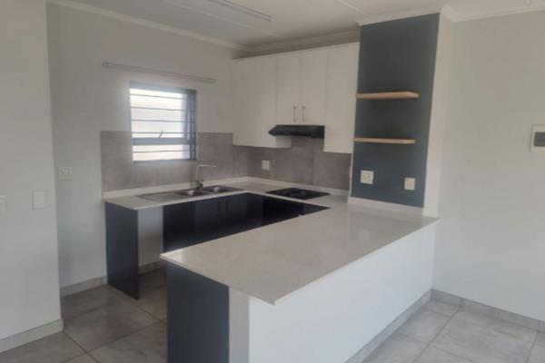 Newly refurbished 2 bed, 2 bath duplex offering with modern fixtures:-

Open plan kitchen with lots of cupboard space.

Living area ...