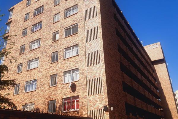 Welcome to this 3 bedroom apartment in Sunny Side, Pretoria with en suit, all bedrooms have built in wardrobe set nice and spacious ...