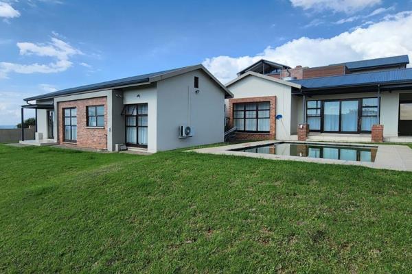 Griyonda complex lovely 3 bedroom - 2 bathroom - lounge - dining room - build in braai - patio - 2 remote garages - pets are welcome!