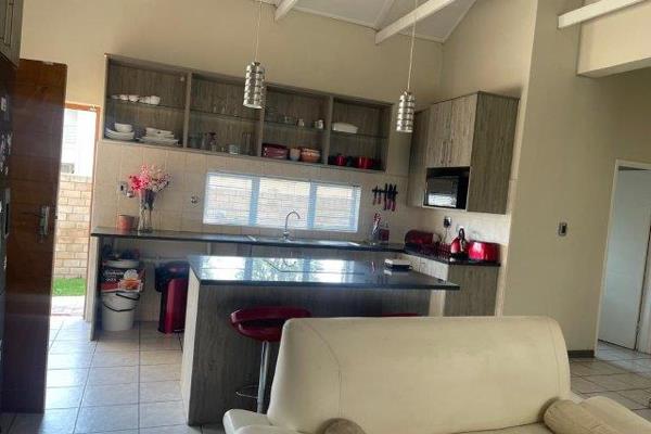 This house offers:
3 bedrooms with tiles and BIC
1 full bathroom
1 main en suite bathroom
Spacious lounge
Modern kitchen
2 ...