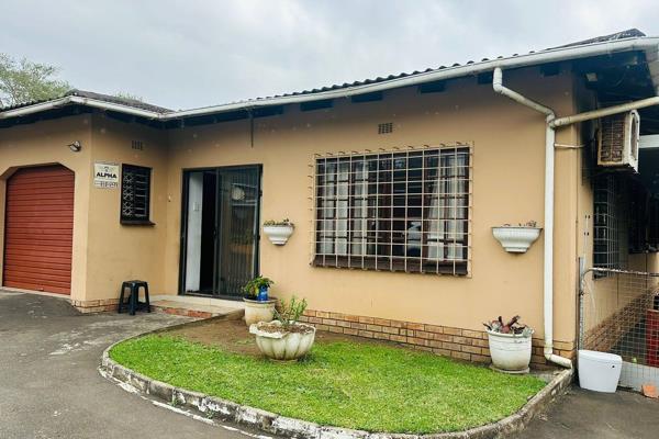 Exclusive Mandate - This lovely two-bedroom simplex is situated in Empangeni Central, located close to shopping centers, hospitals ...