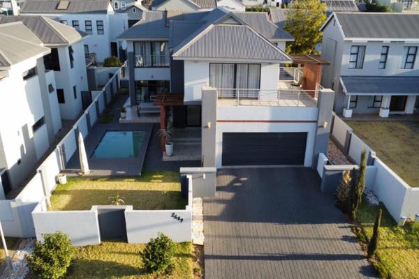 This beautiful house is located in a newly developed estate in Centurion, Goldenfields estate

VALUE FOR MONEY!!!

It entails:

3 ...