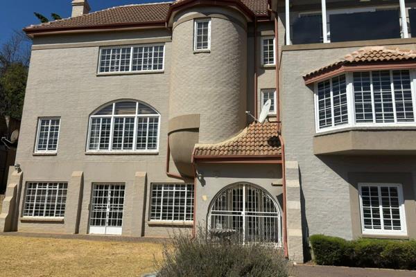 This property is a must view

Situated in the well known Lawley street in Waterkloof ...