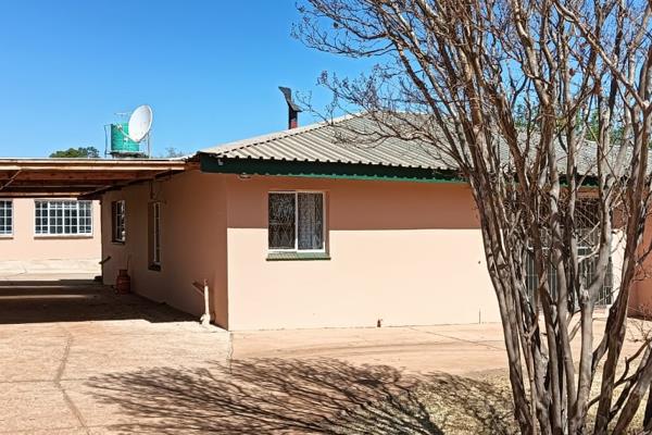 This 4.4-hectare plot in Wheatlands Agricultural Holdings offers: 
The main house features three bedrooms, two bathrooms, a lounge ...