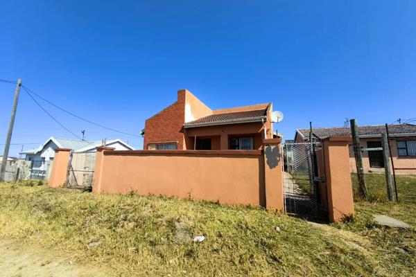 Introducing to the market a 4bedroom house in Mbekweni
(Mdantsane Extension)

The house has 4bedrooms, lounge, kitchen, inside ...