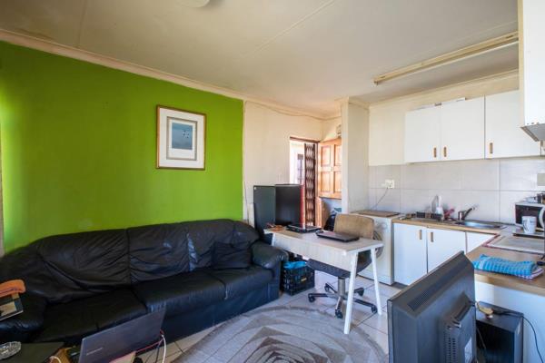 SOLE MANDATE
 This neat one-bedroom apartment is perfect for a student or newlywed couple. 
The bedroom with ample BICs has an en-suite ...