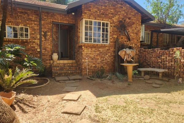 The property offers the following: 

4 Bedroom 
2.5 Bathrooms
Lounge 
Dining area 
Kitchen area

2 Undercover parking
Braai area 
2 ...