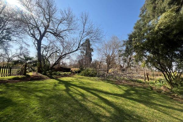 Welcome to this exceptional farmhouse, where modern convenience meets country charm. This property boasts a spacious open-plan kitchen ...