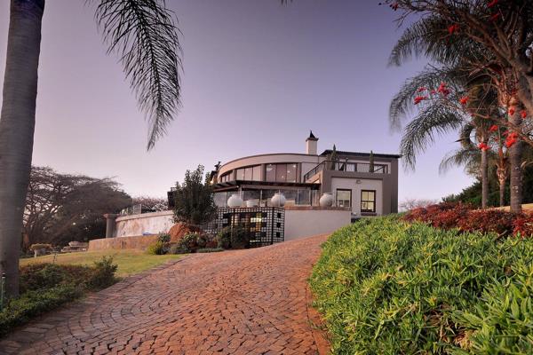 Positioned on one of the highest hills in Mooikloof Equestrian Estate, this house was ...