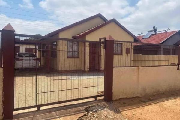 A beautiful 2 bedroom house for sale in Soshanguve block WW. 

It consists of 2 bedroom, 1 bathroom, kitchen and lounge. Secured with ...