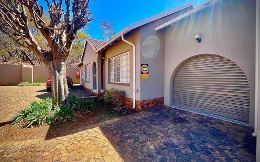 3 Bedroom Townhouse for sale in Glenvista