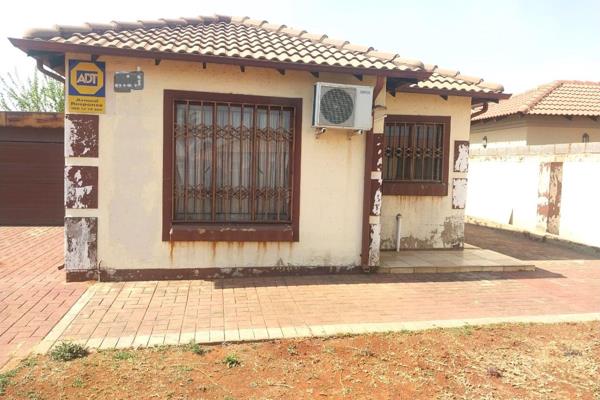 House For  Sale In Dawn Park, Boksburg Ext 42.

A lovely Corner house well kept home located in one of the sought after areas in Dawn ...