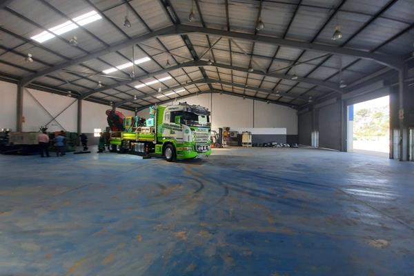 This premier warehouse property boasts a gross lettable area of 963m under-roof with a spacious open plan warehouse floor. The ...