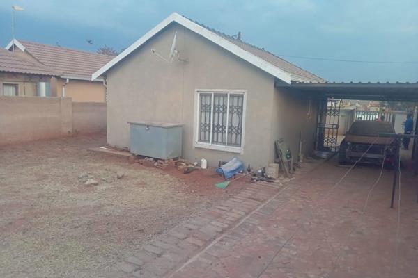 This spacious property in Protea Glen ext37 offers 2 bedrooms, full bathroom, lounge, kitchen, carport, walled and gated,

I is close ...