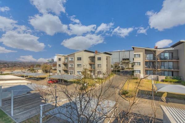 Priced at R740,000, this sleek bachelor unit located in the sought-after complex, The Paddocks, presents an excellent investment ...