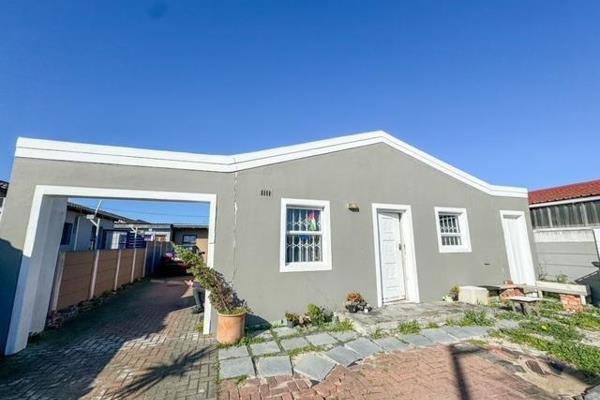 3 Bedroom House + 1 bedroom flatlet For Sale in Pelican Park




An absolute gem has just hit the Pelican Park market!
This stunning ...