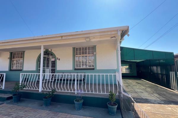 This charming home in Krugersdorp-West offers comfortable living with 3 bedrooms and 2 bathrooms. 

The property includes a versatile ...