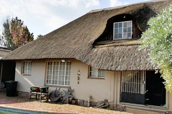 Spacious 3 Bedroom House to rent in Dersley Springs.

Very well kept stunning thatched ...