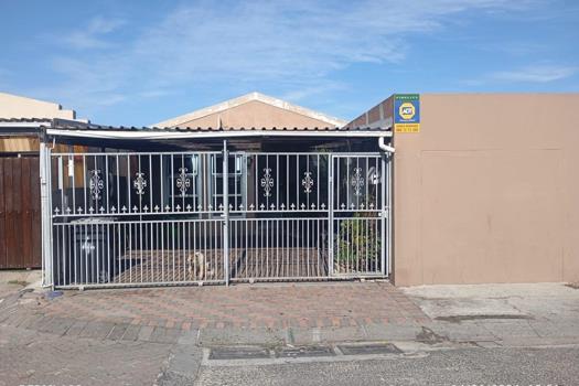 3 Bedroom House for sale in Strandfontein Village