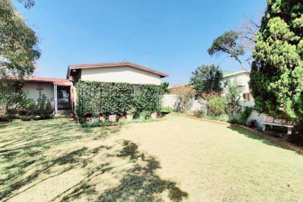 Discover your dream home in the heart of Kempton Park! This free-standing conventional house offers everything a family needs for ...