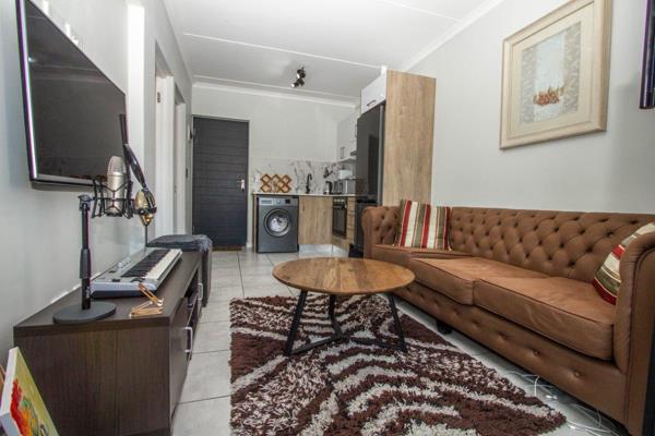 This modern Apartment is located in Terrific Table View and is conveniently close to MyCITI routes and shops and is 5 minutes from the ...